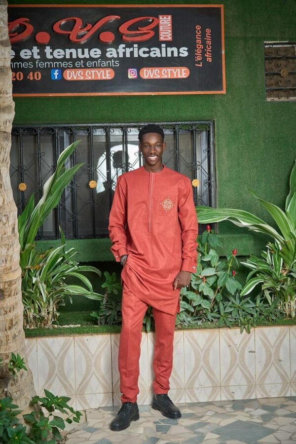 Costume africain de couleur orange