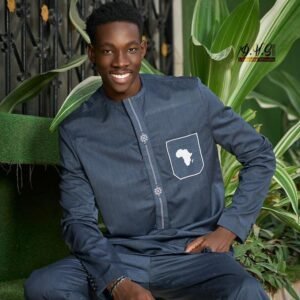 Costume africain bleu bic avec la carte de l’afrique