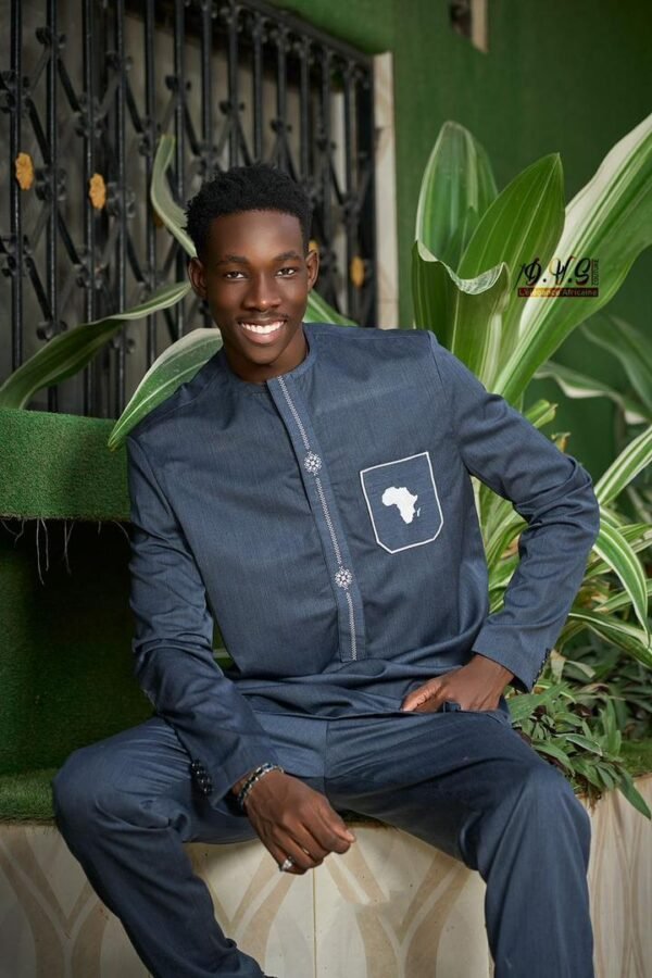 Costume africain bleu bic avec la carte de l’afrique